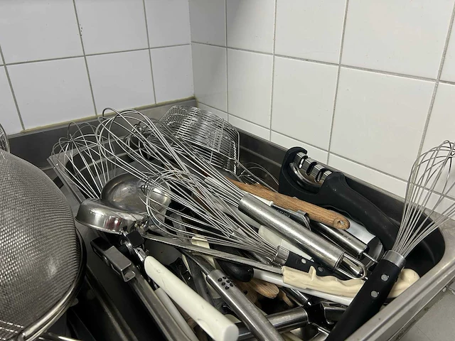 Grote partij professionele keukenbenodigdheden en keukengerei - afbeelding 4 van  8
