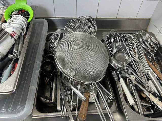 Grote partij professionele keukenbenodigdheden en keukengerei - afbeelding 5 van  8