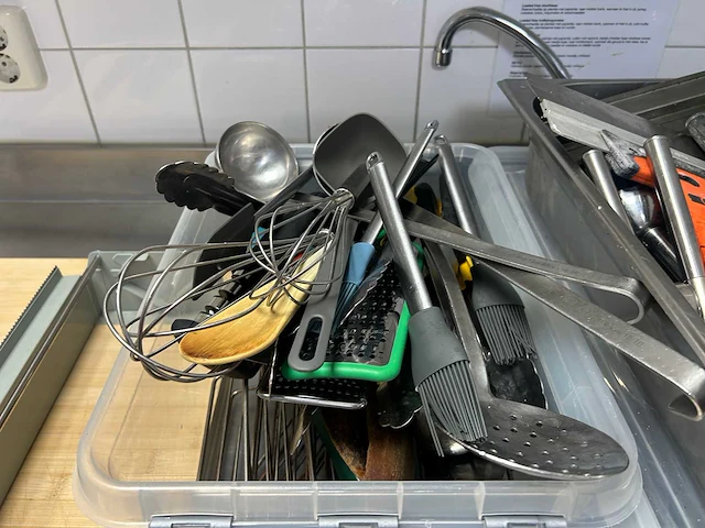 Grote partij professionele keukenbenodigdheden en keukengerei - afbeelding 8 van  8