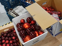 Grote partij rode kerstballen in 2 volle verhuisdozen - afbeelding 1 van  5