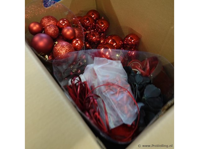 Grote partij rode kerstballen in 2 volle verhuisdozen - afbeelding 2 van  5
