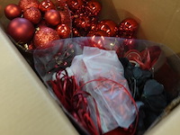 Grote partij rode kerstballen in 2 volle verhuisdozen - afbeelding 2 van  5