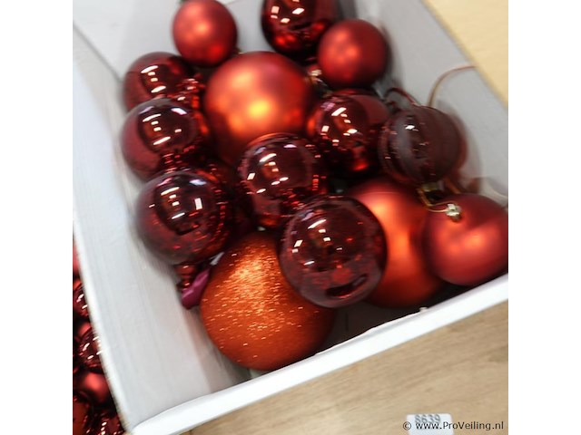 Grote partij rode kerstballen in 2 volle verhuisdozen - afbeelding 3 van  5
