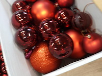 Grote partij rode kerstballen in 2 volle verhuisdozen - afbeelding 3 van  5