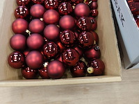 Grote partij rode kerstballen in 2 volle verhuisdozen - afbeelding 4 van  5