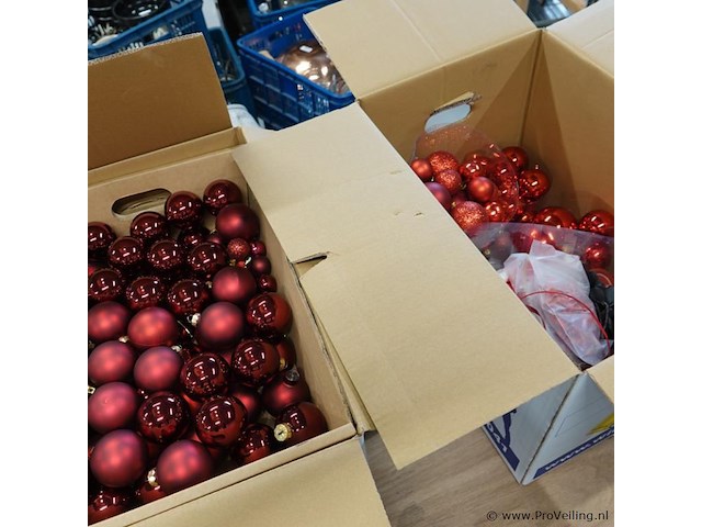 Grote partij rode kerstballen in 2 volle verhuisdozen - afbeelding 5 van  5