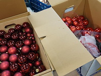 Grote partij rode kerstballen in 2 volle verhuisdozen - afbeelding 5 van  5