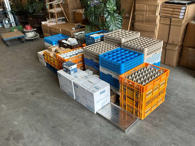 Grote partij serviesgoed en glaswerk in kratten en waskorven - afbeelding 1 van  6