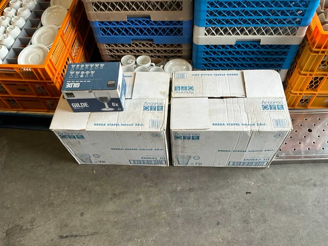 Grote partij serviesgoed en glaswerk in kratten en waskorven - afbeelding 5 van  6