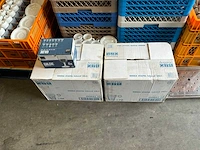 Grote partij serviesgoed en glaswerk in kratten en waskorven - afbeelding 5 van  6