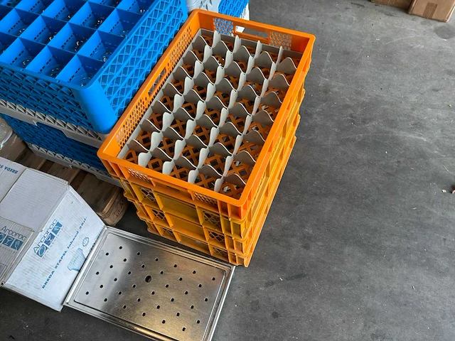 Grote partij serviesgoed en glaswerk in kratten en waskorven - afbeelding 6 van  6