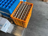 Grote partij serviesgoed en glaswerk in kratten en waskorven - afbeelding 6 van  6
