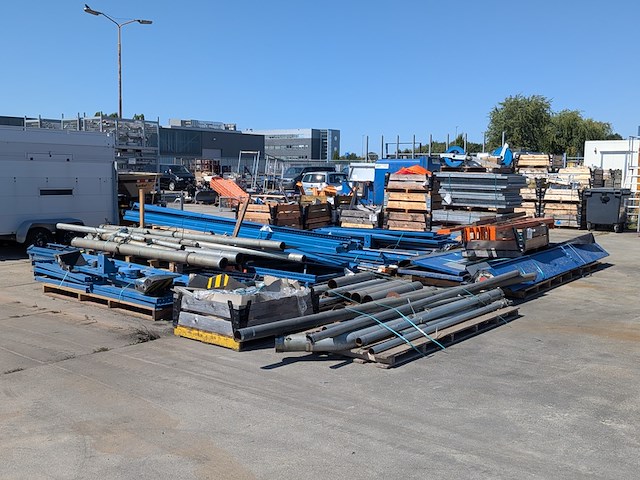 Grote partij stelling materiaal en buizen - afbeelding 1 van  12
