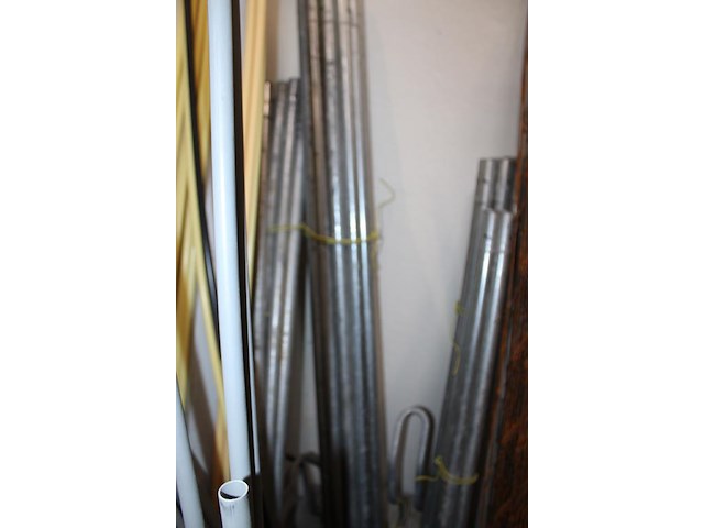 Grote partytent gedemonteerd in accu bak. vermoedelijk 8 x 4 m, compleetheid onbekend. - afbeelding 3 van  3