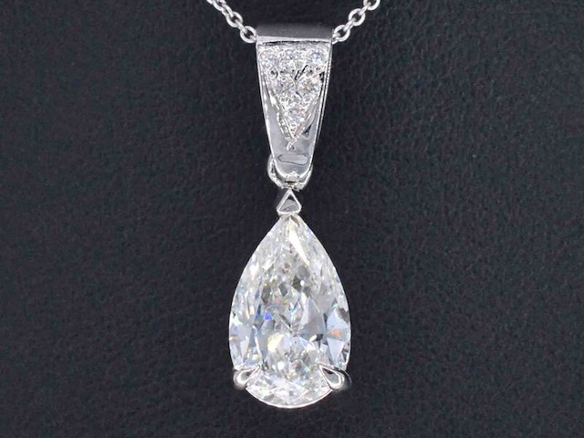 Grote peer shape diamant in een witgouden hanger van 2.01 carat, excl. ketting - afbeelding 1 van  11