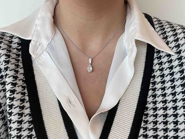 Grote peer shape diamant in een witgouden hanger van 2.01 carat, excl. ketting - afbeelding 2 van  9
