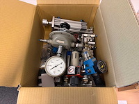 Grote pneumatische componenten set – festo, drukregelaars, ventielen, sensoren & manometers - afbeelding 1 van  5