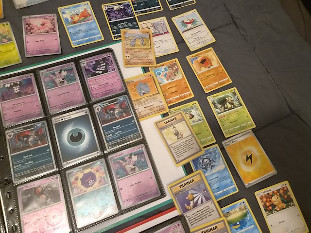 Grote pokémon collectie met veel glimmende, rares, vintage kaarten en 4 verzamelmappen - afbeelding 4 van  70