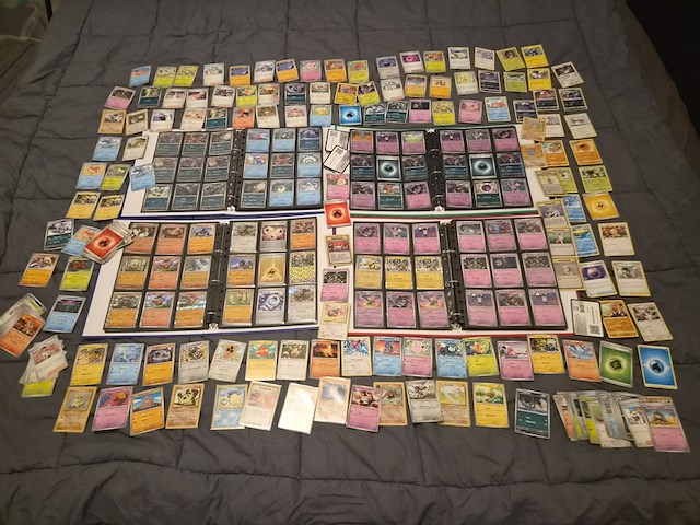 Grote pokémon collectie met veel glimmende, rares, vintage kaarten en 4 verzamelmappen - afbeelding 1 van  70