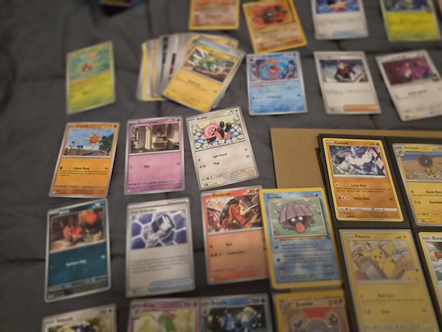 Grote pokémon collectie met vintage kaarten, rares, verzamelmap en opbergdozen - afbeelding 3 van  31