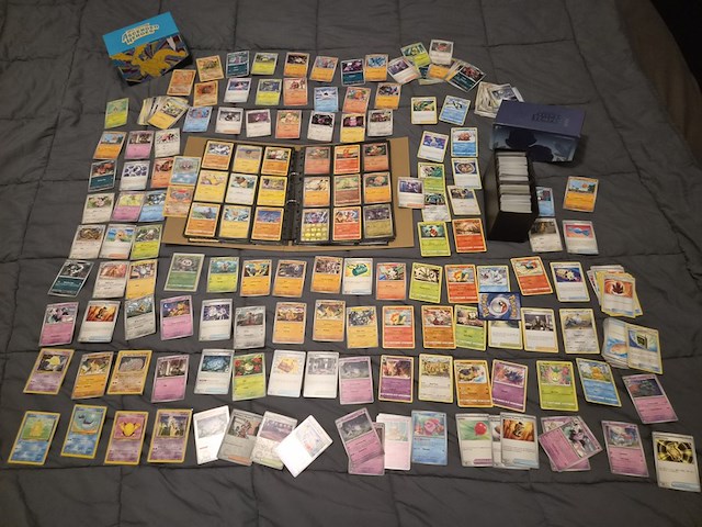 Grote pokémon collectie met vintage kaarten, rares, verzamelmap en opbergdozen - afbeelding 1 van  31