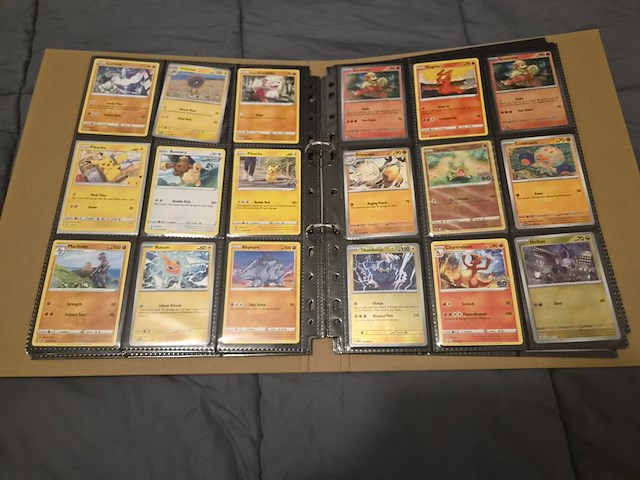 Grote pokémon collectie met vintage kaarten, rares, verzamelmap en opbergdozen - afbeelding 18 van  31