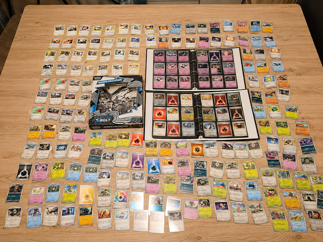 Grote pokémon kaartenverzameling met black bolt binder collection en mappen - afbeelding 1 van  46