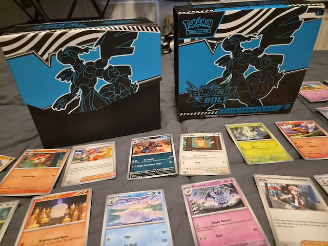 Grote pokémon kaartenverzameling met black bolt, map en accessoires - afbeelding 2 van  33