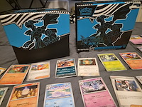 Grote pokémon kaartenverzameling met black bolt, map en accessoires - afbeelding 2 van  33