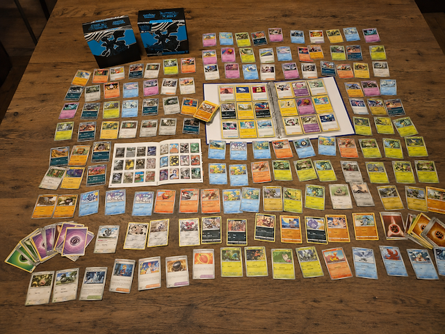 Grote pokémon kaartenverzameling met black bolt, map en accessoires - afbeelding 1 van  33