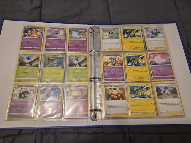 Grote pokémon kaartenverzameling met black bolt, map en accessoires - afbeelding 16 van  33