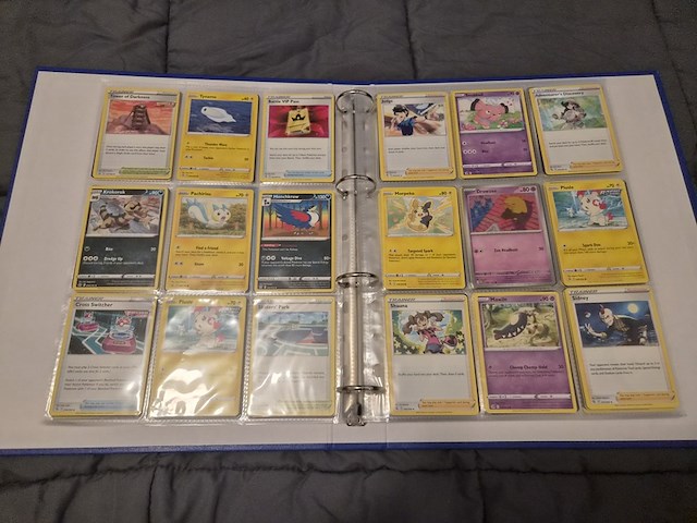 Grote pokémon kaartenverzameling met black bolt, map en accessoires - afbeelding 17 van  33