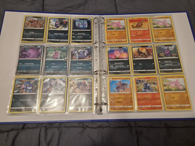 Grote pokémon kaartenverzameling met black bolt, map en accessoires - afbeelding 20 van  33