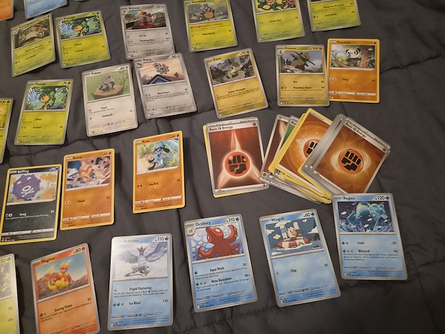 Grote pokémon kaartenverzameling met black bolt, map en accessoires - afbeelding 12 van  33