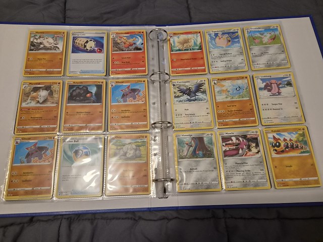 Grote pokémon kaartenverzameling met black bolt, map en accessoires - afbeelding 24 van  33