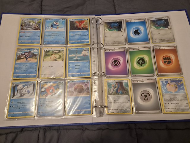 Grote pokémon kaartenverzameling met black bolt, map en accessoires - afbeelding 25 van  33