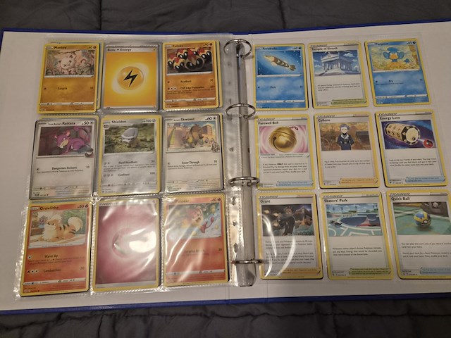 Grote pokémon kaartenverzameling met black bolt, map en accessoires - afbeelding 26 van  33