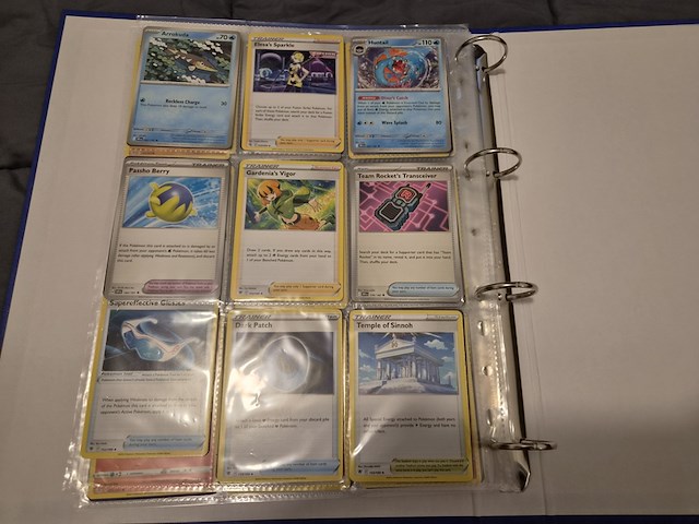 Grote pokémon kaartenverzameling met black bolt, map en accessoires - afbeelding 27 van  33
