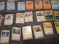 Grote pokémon kaartenverzameling met black bolt, map en accessoires - afbeelding 28 van  33