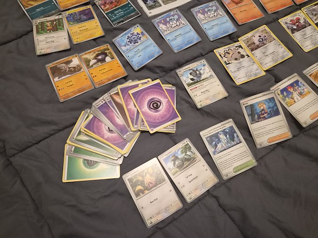 Grote pokémon kaartenverzameling met black bolt, map en accessoires - afbeelding 29 van  33