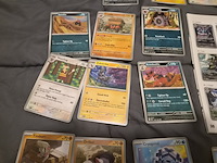 Grote pokémon kaartenverzameling met black bolt, map en accessoires - afbeelding 30 van  33