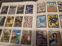 Grote pokémon kaartenverzameling met black bolt, map en accessoires - afbeelding 31 van  33