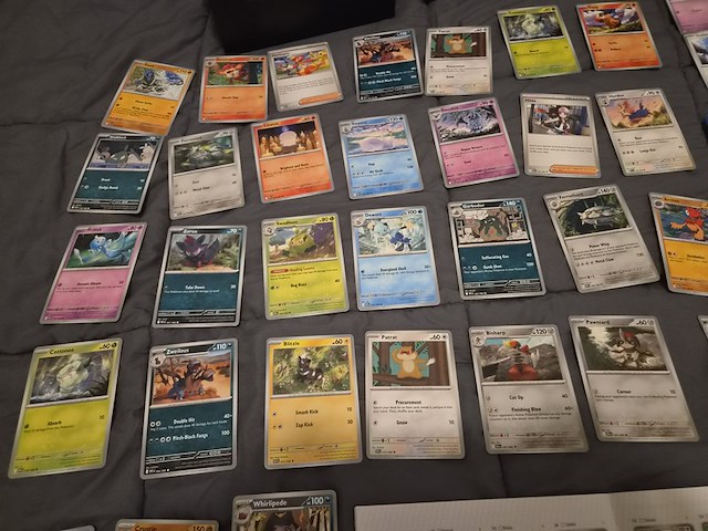Grote pokémon kaartenverzameling met black bolt, map en accessoires - afbeelding 32 van  33