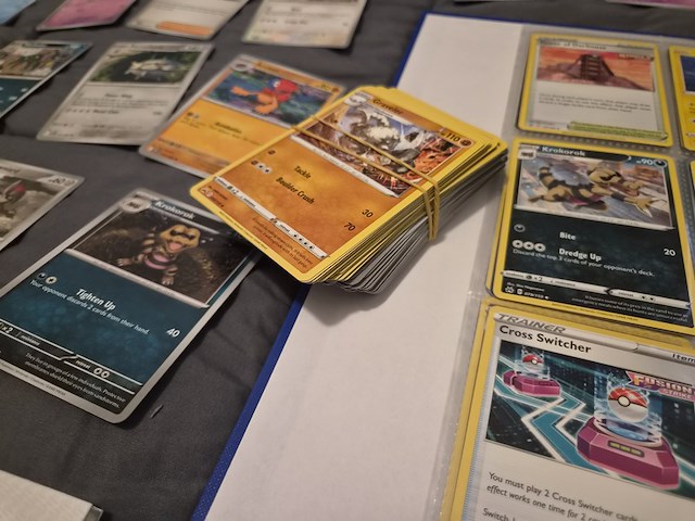 Grote pokémon kaartenverzameling met black bolt, map en accessoires - afbeelding 33 van  33