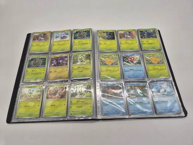 Grote pokémon tcg-verzameling – dik pakket kaarten – verzamelmap – inclusief accessoires - afbeelding 3 van  22