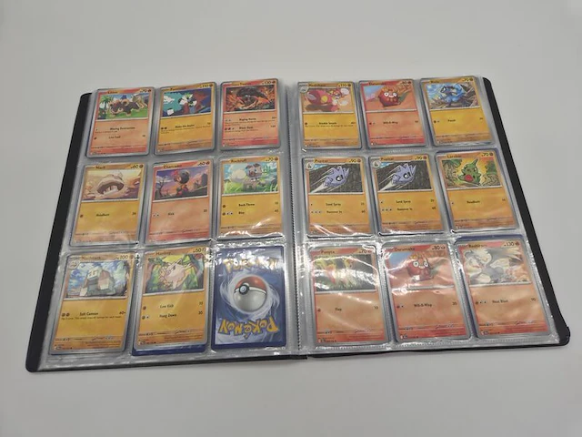 Grote pokémon tcg-verzameling – dik pakket kaarten – verzamelmap – inclusief accessoires - afbeelding 5 van  22