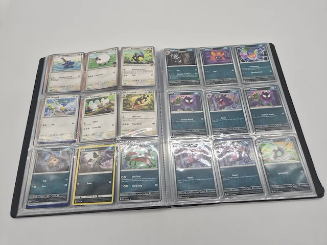 Grote pokémon tcg-verzameling – dik pakket kaarten – verzamelmap – inclusief accessoires - afbeelding 7 van  22