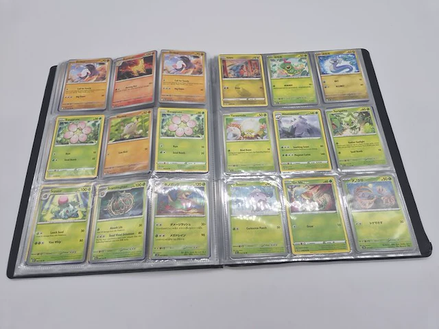 Grote pokémon tcg-verzameling – dik pakket kaarten – verzamelmap – inclusief accessoires - afbeelding 9 van  22