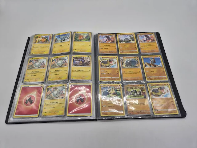 Grote pokémon tcg-verzameling – dik pakket kaarten – verzamelmap – inclusief accessoires - afbeelding 11 van  22