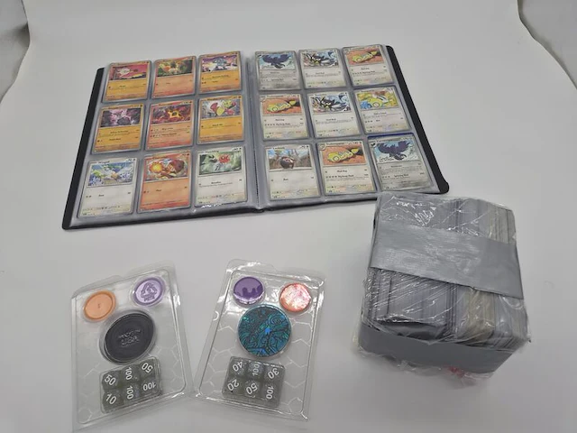Grote pokémon tcg-verzameling – dik pakket kaarten – verzamelmap – inclusief accessoires - afbeelding 1 van  22